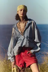 Short de jean rojo con tiro alto, corte relajado, diseño plisado, cierre de cremallera y botón, diseño de cinco bolsillos y dobladillos con puños.