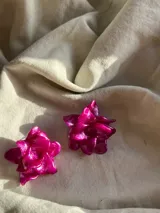 Par de caravanas con forma de flor, hechas a mano en porcelana.