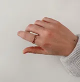 Anillo ajustable de acero quirúrgico con diseño de eslabones de cadena en color dorado.