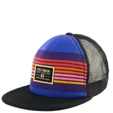Gorro tipo trucker con frente estampado a rayas horizontales en tonos azules, violetas, naranjas y amarillos. Presenta un parche rectangular con el logo de la marca en el frente, visera plana negra y panel posterior de malla negra.