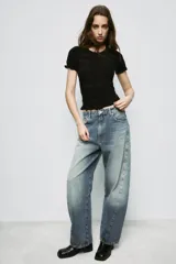 Top de punto negro con textura de nido de abeja, cuello redondo, mangas cortas y cierre frontal con botones.
