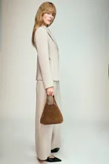 Pantalón de tiro alto en color beige, con diseño de pierna recta y costuras verticales marcadas. Presenta cierre frontal con cremallera y un botón negro en contraste.