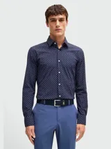 Camisa de vestir azul marino con estampado de micro figuras geométricas en blanco, de corte slim fit, cuello italiano y mangas largas con puños abotonados.