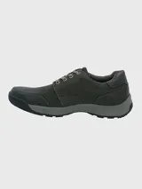 Zapato casual Hush Puppies modelo Duran, confeccionado en cuero con cuello acolchado y suela de goma. Presenta un diseño de cordones y plantilla con tecnología sustentable.