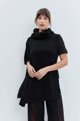 Poncho asimétrico de tejido de punto en color marrón, con cuello alto tipo polera y diseño sin mangas con aberturas laterales.