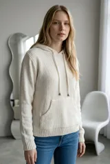 Sweater tipo canguro de tejido chenille, con capucha y cordones ajustables. Presenta un bolsillo frontal tipo canguro, mangas largas y puños y ruedo acanalados.