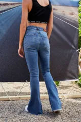 Pantalón de jean azul de tiro alto, corte semi oxford con botamanga ancha y abierta, y ruedo al corte.