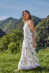 Vestido largo de rayón con estampado veraniego de palmeras, cócteles y limones. Presenta un corte evasé, cuello recto y breteles finos regulables.