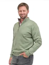 Buzo de tejido de punto color verde, con cuello alto y cierre frontal parcial. Presenta puños y ruedo acanalados, con un diseño clásico y elegante.