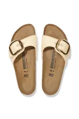 Sandalias Birkenstock modelo Madrid Big Buckle, color natural con textura de rafia, hebilla grande dorada y plantilla anatómica de corcho-látex.