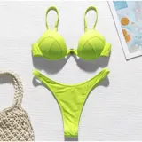 Conjunto de bikini color lila, compuesto por un soutien con aro y tirantes finos regulables, y una bombacha colaless de tiro medio.
