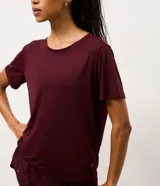 Remera deportiva de manga corta con cuello redondo, confeccionada en poliamida y elastano. Presenta un diseño liso con detalle de recorte en la espalda.