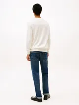 Sweater de algodón color blanco con cuello en V y logo de Tommy Hilfiger bordado en el pecho.