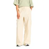 Pantalon cargo de mujer New Balance, de corte holgado y diseño funcional. Presenta cintura elástica con cordón de ajuste, bolsillos laterales tipo cargo y confección en tejido técnico ligero.