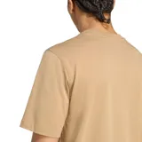 Remera Adidas Essentials color beige con logo del trifolio bordado en blanco en el pecho.