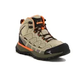 Bota de trekking de caña media, color beige con detalles en naranja y negro. Presenta cordones bicolores (negro y naranja) y suela gruesa con tacos para tracción.