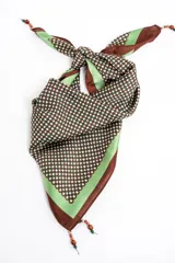 Bandana cuadrada de poliéster con patrón de micropuntos, borde verde claro y marco marrón.