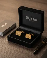 Gemelos rectangulares de acero con acabado dorado y textura estriada, diseñados para camisas de puño doble.