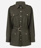 Campera parka Marfinno verde militar de sarga de algodón, con cuello camisero, bolsillos utilitarios con solapa en el pecho y los costados, cierre frontal con botones dorados y cinturón incorporado con hebilla metálica.