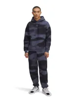 Pantalón de jogging de felpa gruesa con estampado de franjas horizontales difuminadas. Cuenta con cintura elástica con cordón ajustable, bolsillos laterales, bolsillo trasero y puños elásticos en los tobillos.
