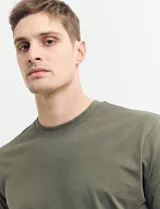 Remera verde militar de manga corta y cuello redondo.