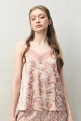 Top de pijama de silueta relajada con estampado animal print en tonos beige y negro. Presenta escote en V con encaje floral negro y tiras finas regulables.