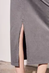 Falda midi gris de algodón con cintura elástica y corte ajustado.