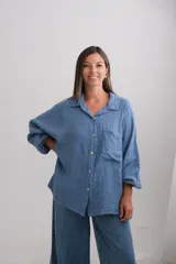 Camisa de lino italiano color azul, con corte holgado, mangas largas con puños elásticos, cuello camisero y bolsillo frontal.