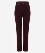 Pantalón slim de jean marrón, de cintura mediana con cierre frontal de cremallera y botón, bolsillos y trabillas para cinturón.