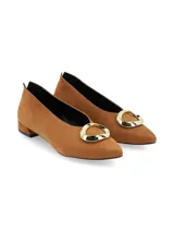 Zapato de punta fina en cuero nobuck color camel, con aplique metálico dorado en la parte frontal y taco bajo cuadrado.