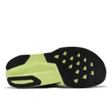 Championes de running New Balance modelo FuelCell Rebel v5 para hombre. Presentan una capellada de malla transpirable en color amarillo neón con detalles en azul oscuro, entresuela con tecnología FuelCell para mayor amortiguación y reactividad, y suela de goma.