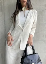 Blazer color crudo con rayas verticales finas, de lino, con solapas y cierre con un botón.