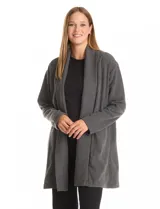 Cardigan largo de tejido de punto suave, con cuello abierto sin botones, mangas largas con hombros caídos y bolsillos laterales discretos.