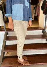 Bombacha de campo confeccionada en lino y algodón, de color beige, con cierre reforzado, botones de madera y puños ajustables en los tobillos.