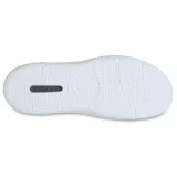 Championes deportivos Crocs InMotion Pacer, color negro con suela blanca. Diseño con cordones elásticos y perforaciones en los laterales y la puntera para mayor transpirabilidad.