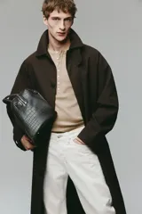 Jean de cinco bolsillos en denim de algodón rígido, con pierna recta y corte estándar de cintura clásica.