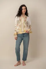 Campera liviana de satén con estampado floral y tropical, cierre frontal con cremallera, cuello mao y puños y cintura elásticos.