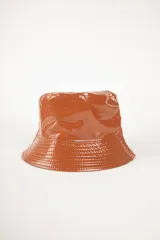 Gorro tipo bucket impermeable de acabado brillante, color negro, con costuras horizontales en el ala.