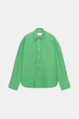Camisa de popelín verde de manga larga con cuello solapa, cierre frontal de botones y dos bolsillos de parche en el pecho. Edición especial Fruit of the Loom x Zara.