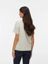 Remera de manga corta con hombros caídos y cuello redondo, confeccionada en tejido de punto de algodón orgánico con diseño de rayas horizontales.
