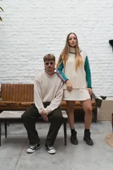 Pollera pantalón corta color negro, con corte evasé y bolsillos laterales.