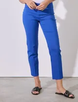 Pantalón color beige de gabardina elastizada, marca Zac & Rachel. Corte recto, pretina ancha pespunteada y largo al tobillo.