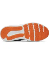 Championes de running Under Armour Charged Versurge, color negro con detalles en naranja. Presentan una parte superior de malla con revestimientos de gamuza sintética, mediasuela Charged Cushioning para mayor amortiguación y suela de goma resistente.