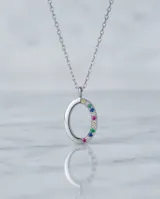 Collar de plata 925 con cadena fina y dije ovalado calado, decorado con pequeñas circonias multicolor incrustadas en un lateral.
