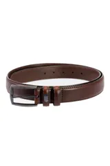 Cinturón de cuero marrón con hebilla metálica rectangular.
