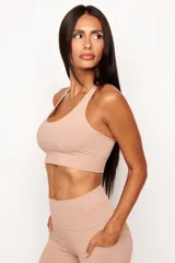 Top deportivo de alto rendimiento con diseño de espalda nadador, confeccionado en tejido técnico con protección UV50+. Presenta un bolsillo interno en el forro frontal y detalles reflectivos.