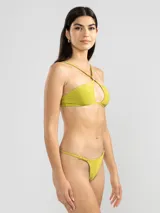 Conjunto de bikini negro con top halter con abertura en el centro y detalle de aro dorado.