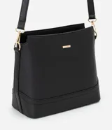Cartera tipo hobo de tamaño pequeño, confeccionada en material sintético (PU) color negro. Presenta un diseño estructurado con base reforzada, cierre principal con cremallera, herrajes metálicos en tono dorado y correa de hombro ajustable.
