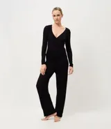 Conjunto de pijama largo compuesto por una blusa de manga larga con escote en V y un pantalón de corte recto con cintura elástica. Confeccionado en tejido flame de viscosa y elastano, ofreciendo una caída suave y cómoda.