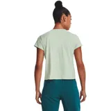 Remera Under Armour de mujer, color verde claro. Tejido suave y transpirable que absorbe el sudor y se seca rápido.